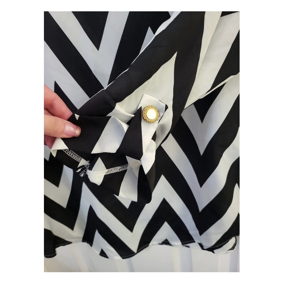 πΏEverly Chevron Women's Small Cropped Sleeve Black and White Blouse - Picture 6 of 11